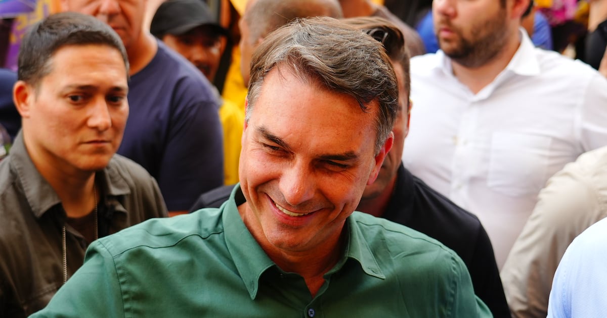 Mercado brasileiro deve ter alta após Flávio Bolsonaro superar pesquisas, dizem analistas