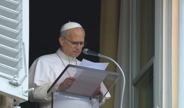 Papa Leão XIV passeia de papamóvel no Vaticano uma semana após cirurgia - destaque galeria