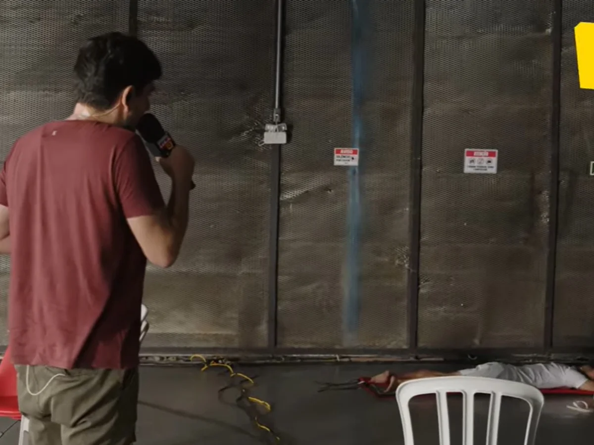 Janones dorme no chão após quase cinco horas de live em apoio a Lula