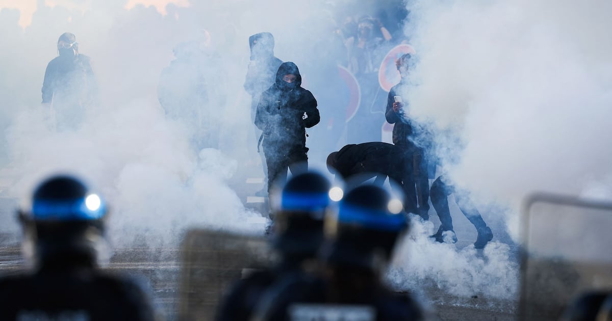 Protestos estudantis sem precedentes estão abalando a França; veja por que eles estão irritados