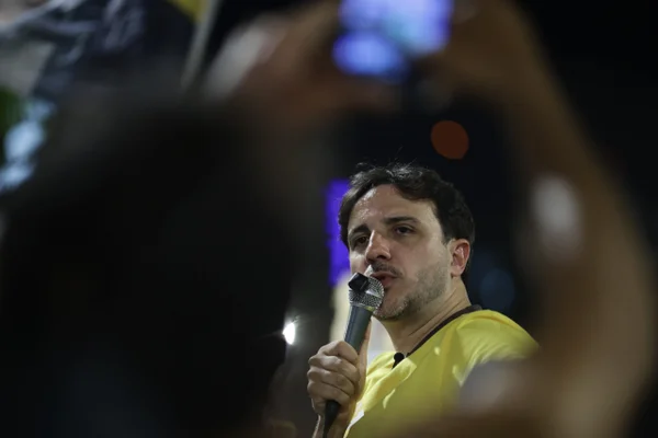 Quem é Mark Fisher, escritor que viralizou após vídeo de Renan Santos - destaque galeria