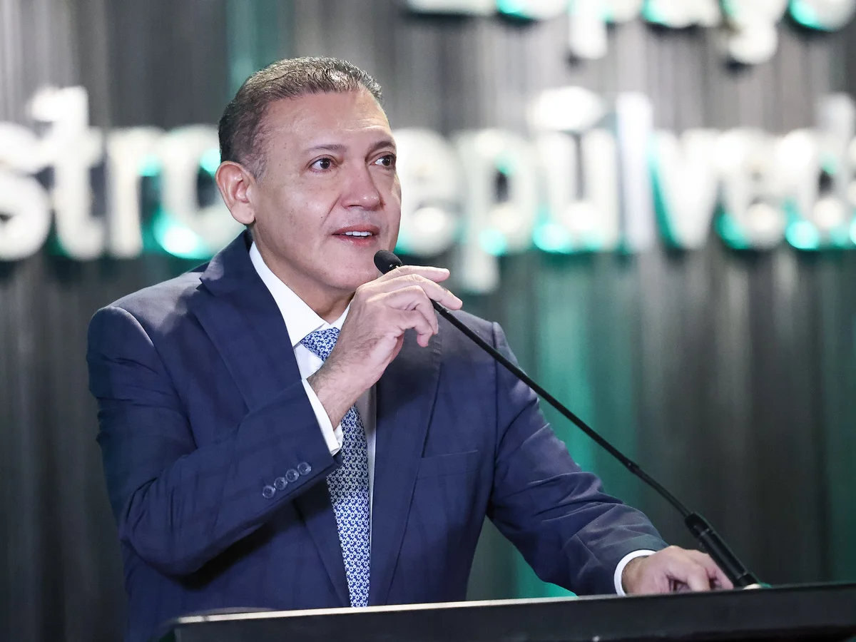 Presidente do TSE defende urnas a observadores internacionais: "Super Bowl"