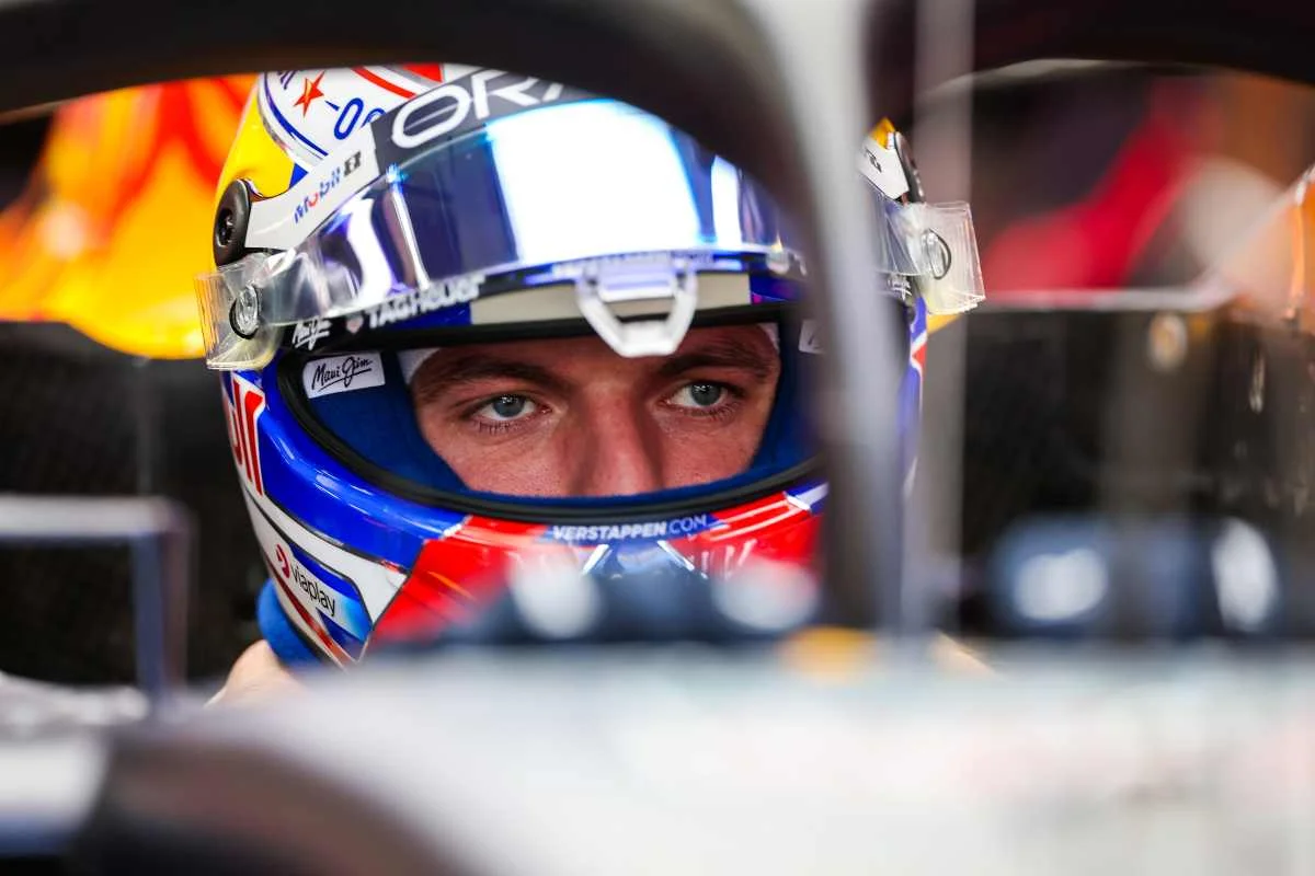 Imagem colorida de Max Verstappen dentro do carro - Metrópoles