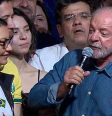 Eleito para o 4º mandato, Lula usa clássica camisa jeans em discurso Foto: Reprodução/TV