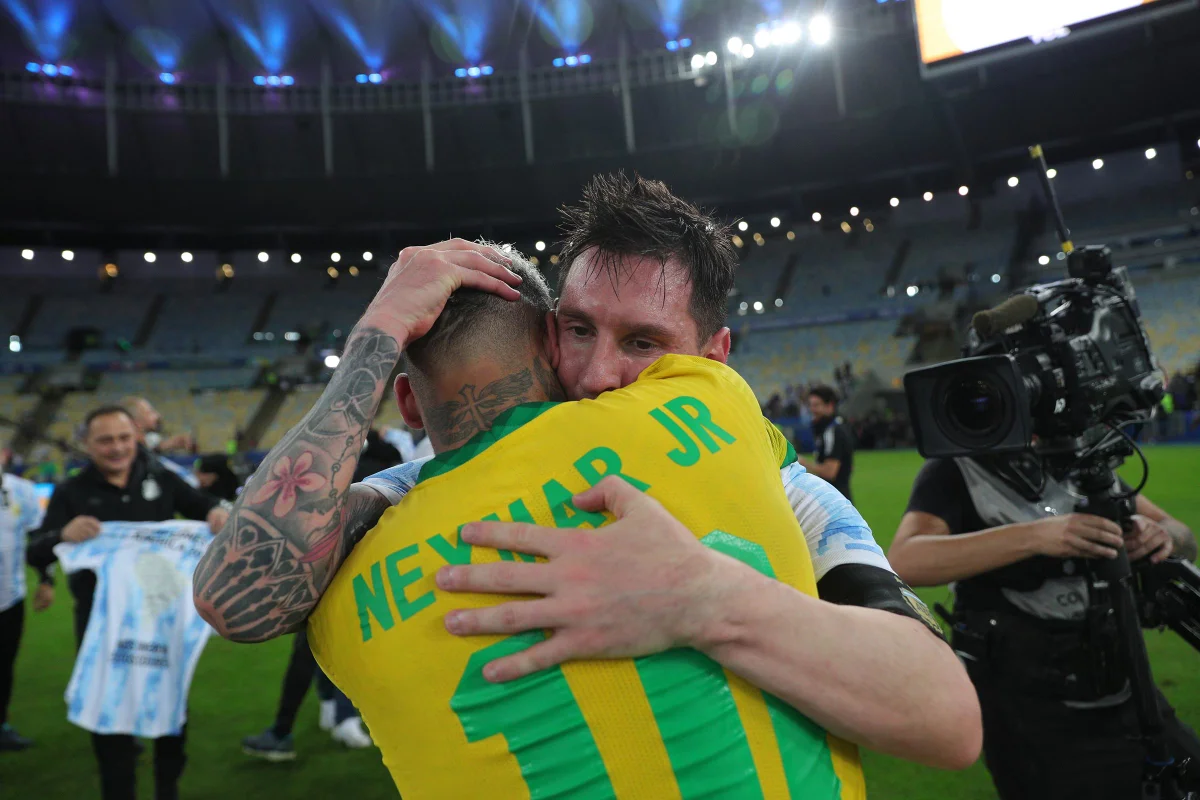 Foto colorida de Neymar e Messi - Metrópoles
