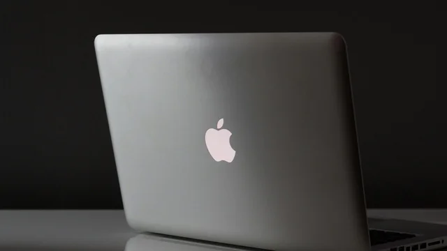 Mais leve, mas a que custo? Novo MacBook Pro OLED gera medo de cortes em portas e bateria