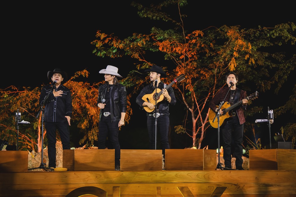 Chitãozinho & Xororó levam 'Meninos de Roça' ao palco com Mayck & Lyan e Sâmi Rico — Foto: Divulgação