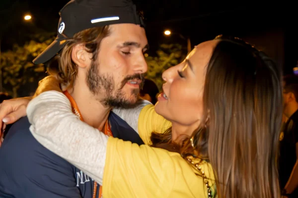 Sabrina Sato mostra "papo" de Nicolas Prattes com o filho: "Ele responde"