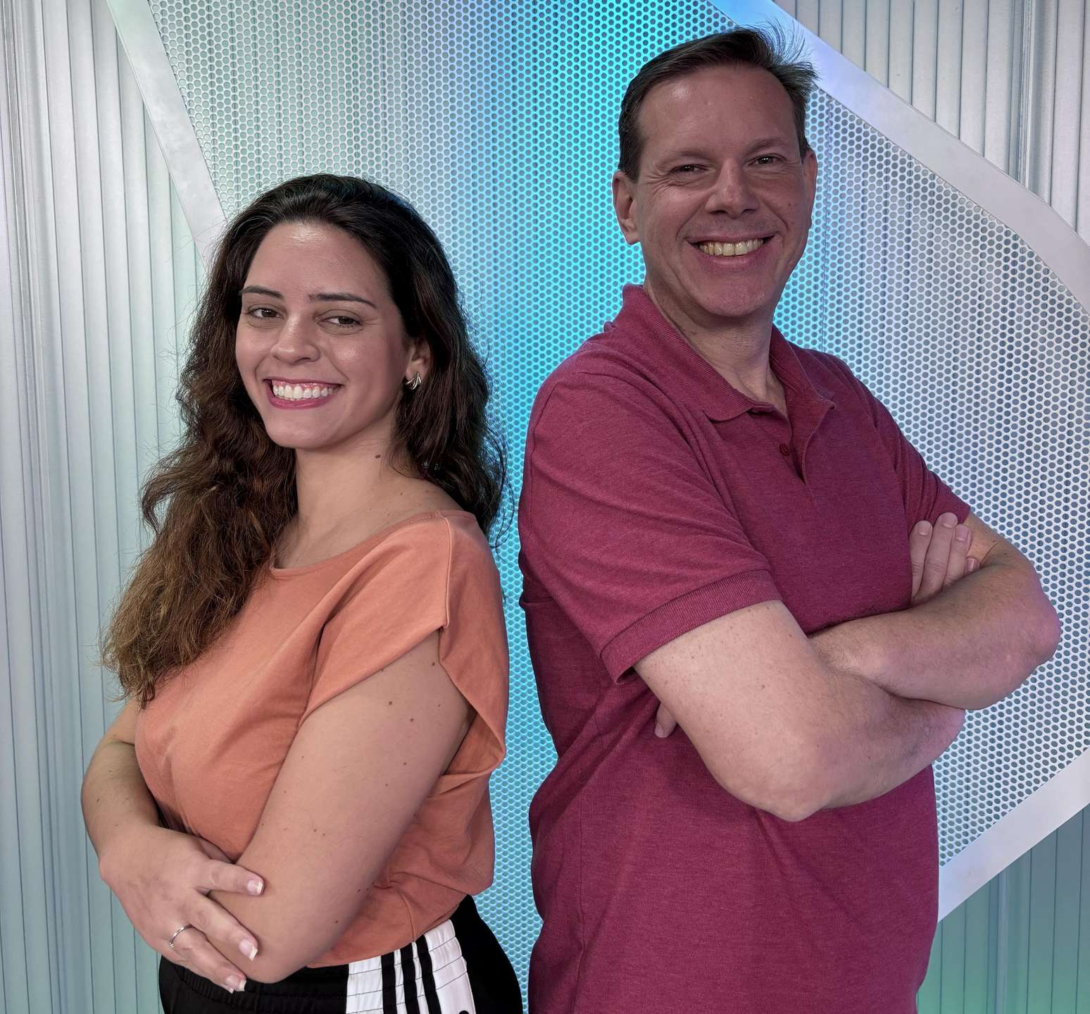 Jornalistas Paula Almeida e Diogo Pinheiro vão apresentar a live do Terra no domingo, 4