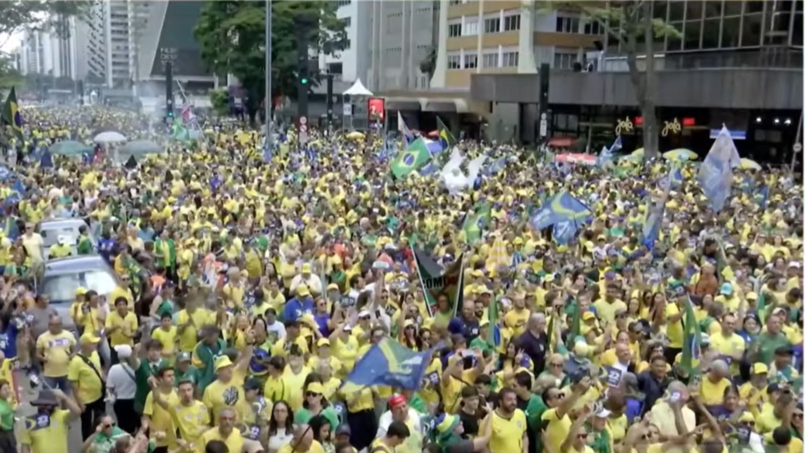 Manifestação na Paulista reuniu eleitores de Flávio Bolsonaro Reprodução/Youtube/TV Celular Flavio Bolsonaro