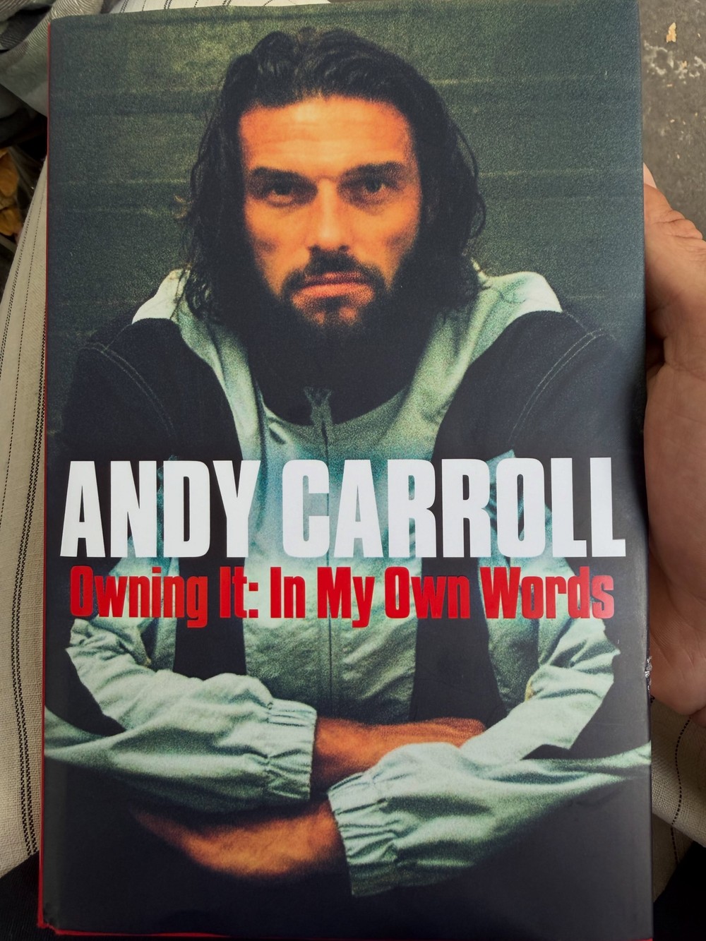 Andy Carroll apresenta sua autobiografia 'Owning It: In My Own Words' — Foto: reprodução/Instagram