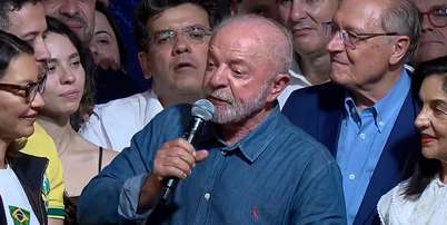 Eleito para o 4&ordm; mandato, Lula usa cl&aacute;ssica camisa jeans em discurso Foto: Reprodu&ccedil;&atilde;o/TV