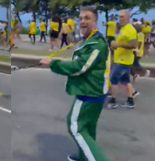 Homem negro acorrentado por branco durante ato de Flávio Bolsonaro (PL) Foto: Reprodução/X