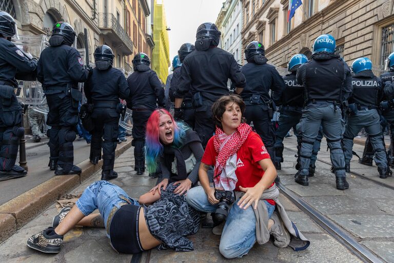 Protestos por direitos sociais na Itália terminam em confrontos com a polícia em diversas cidades