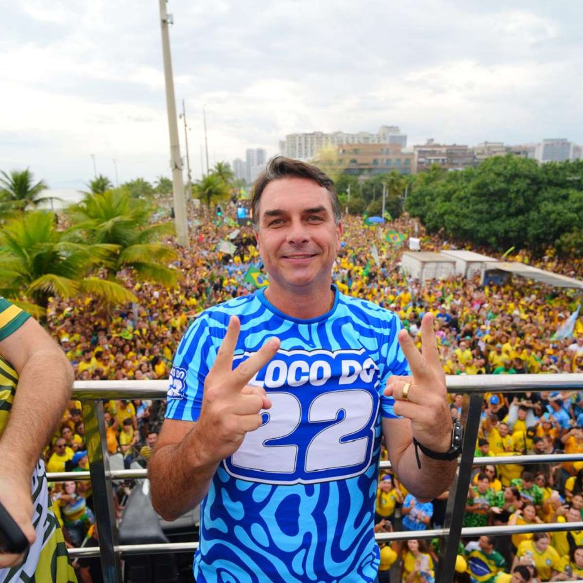 Eventual vitória de Flávio consolidaria 'onda azul' da direita, diz jornal La Nación