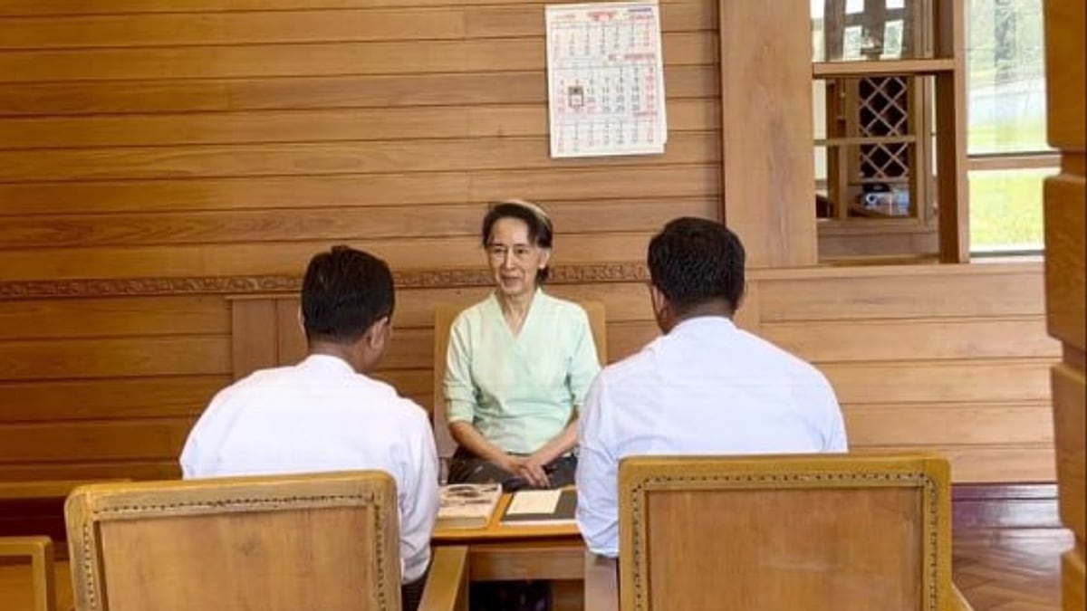 Rare photos of Myanmar’s ex-leader Suu Kyi show her receiving books sent by King Charles III