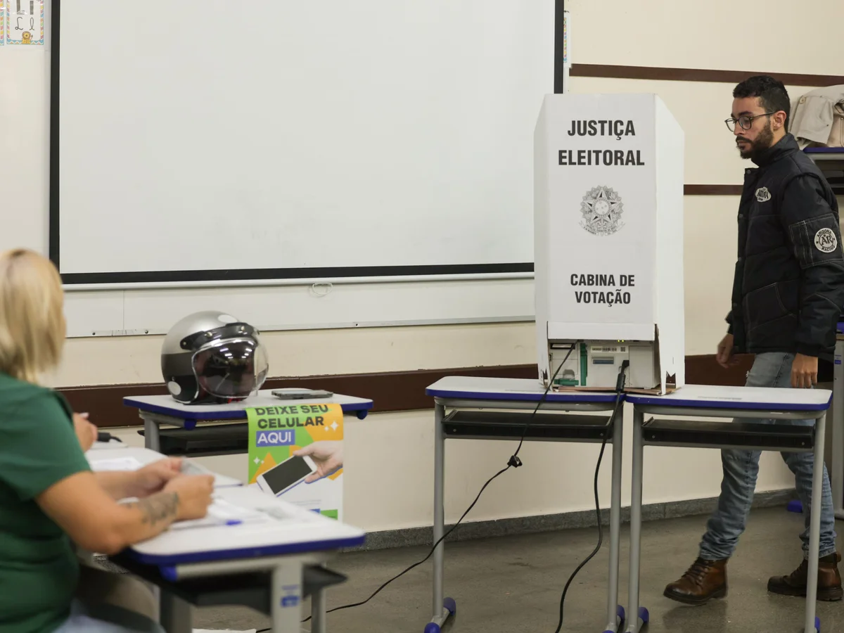 Cola, óculos e celular: o que pode e o que não pode na cabine de votação