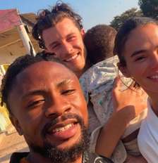 Bruna Marquezine e Shawn Mendes aparecem ao lado de fã em Angola no mês de agosto de 2026. Foto: @juniorbie1010 via Instagram / Estadão