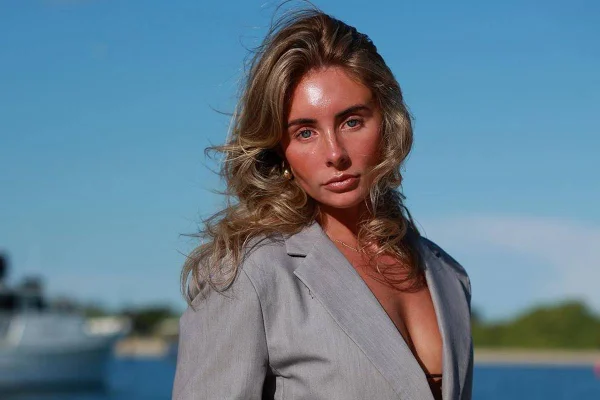 Mulher que fez maratona de sexo vende o nome do filho por R$ 8 milhões