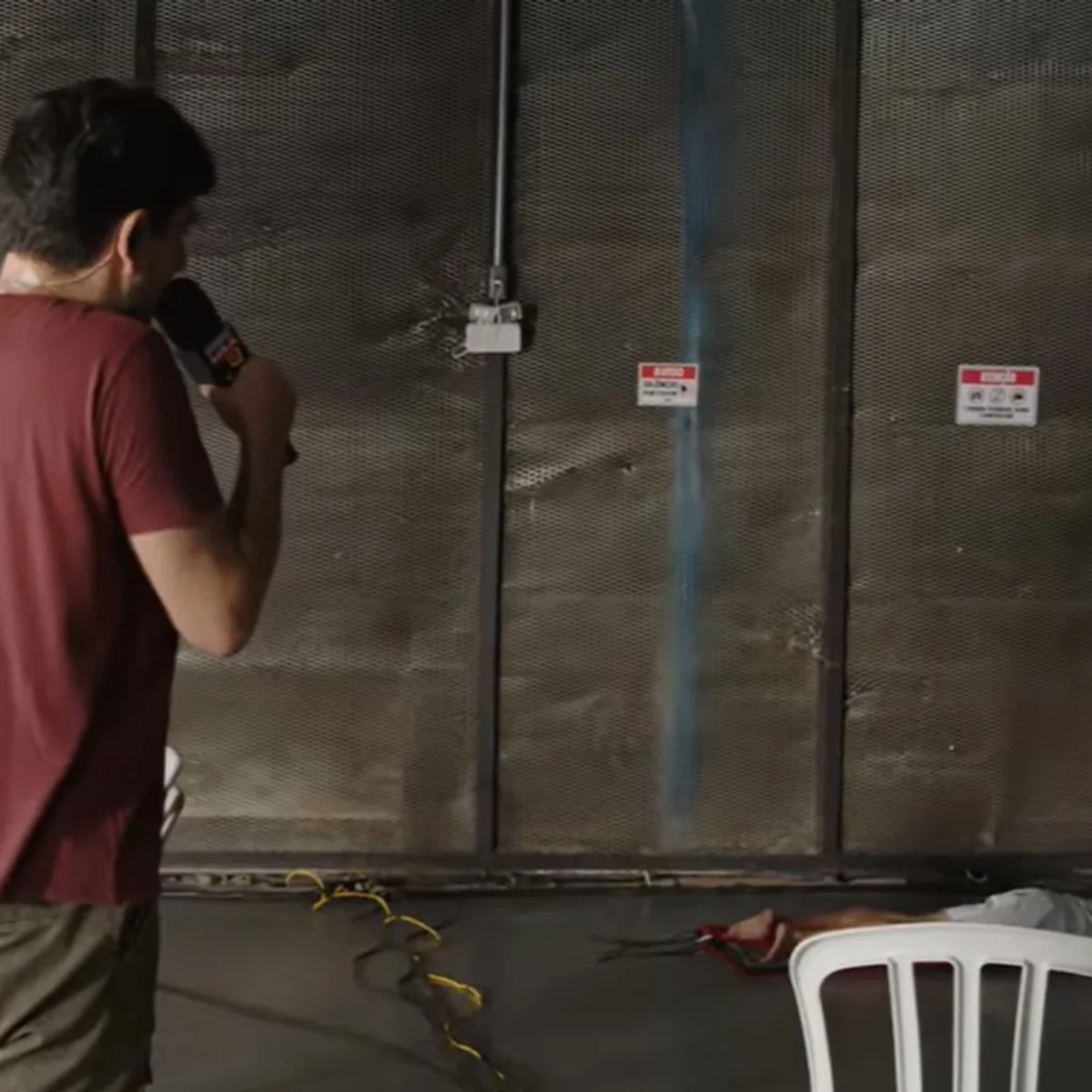Janones dorme no chão após quase cinco horas de live em apoio a Lula