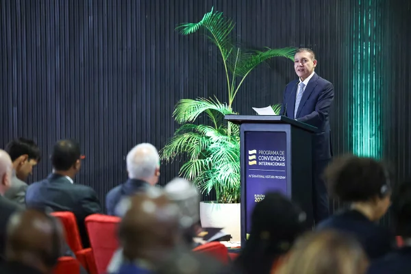 Presidente do TSE defende urnas a observadores internacionais: "Super Bowl"