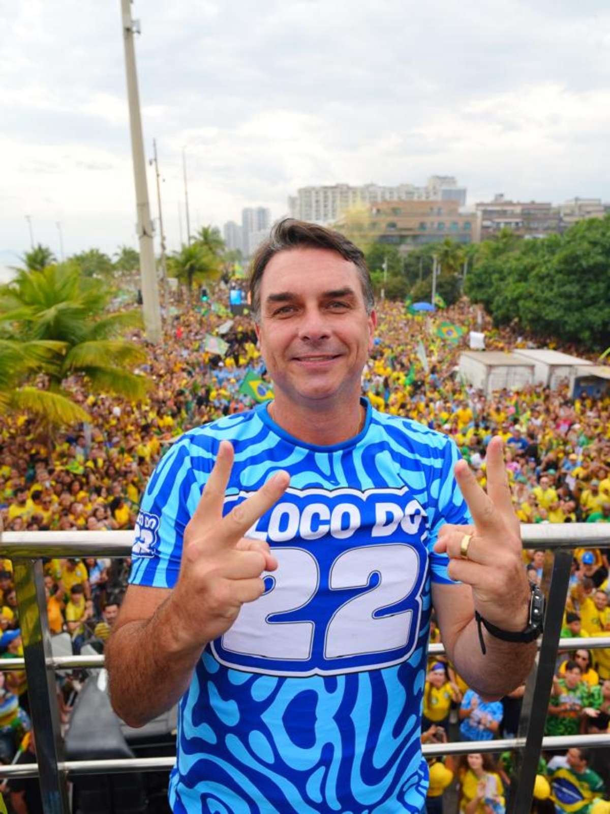 Eventual vitória de Flávio consolidaria 'onda azul' da direita, diz jornal La Nación