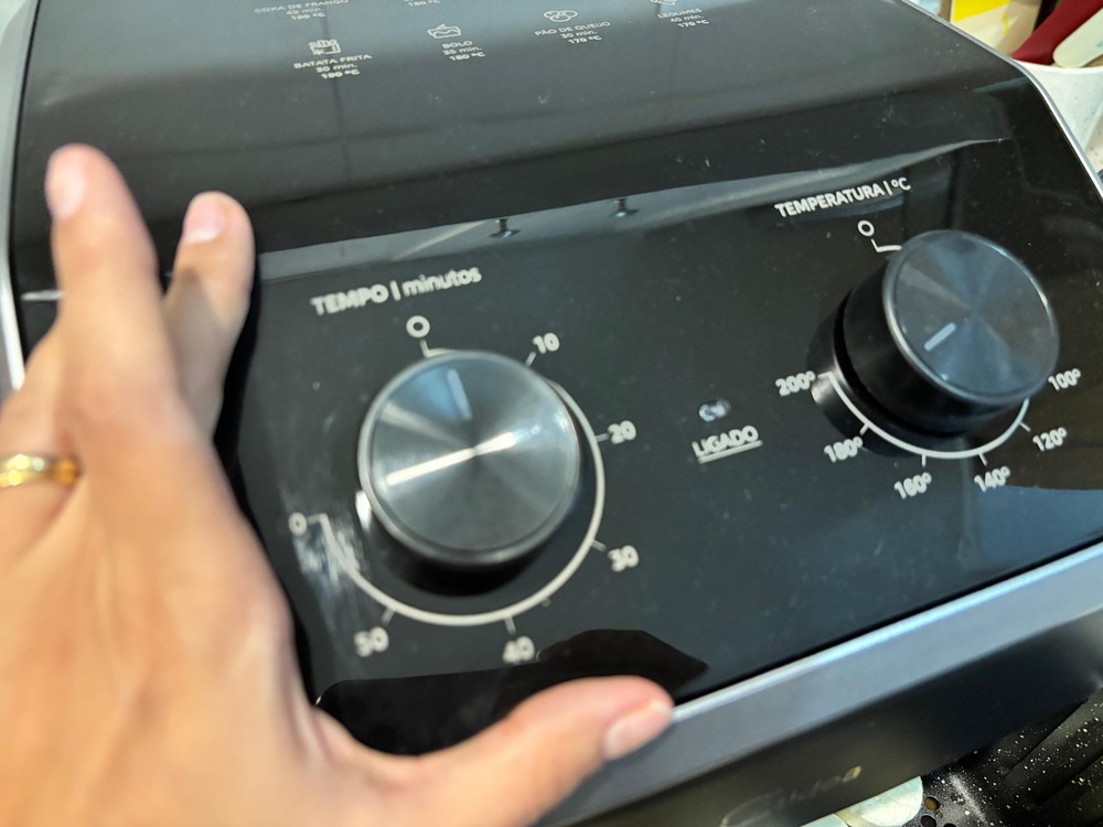 Ajustar manualmente o tempo e temperatura pode aperfeiçoar o preparo de alguns tipos de refeições — Foto: Leonor Militão / TechTudo