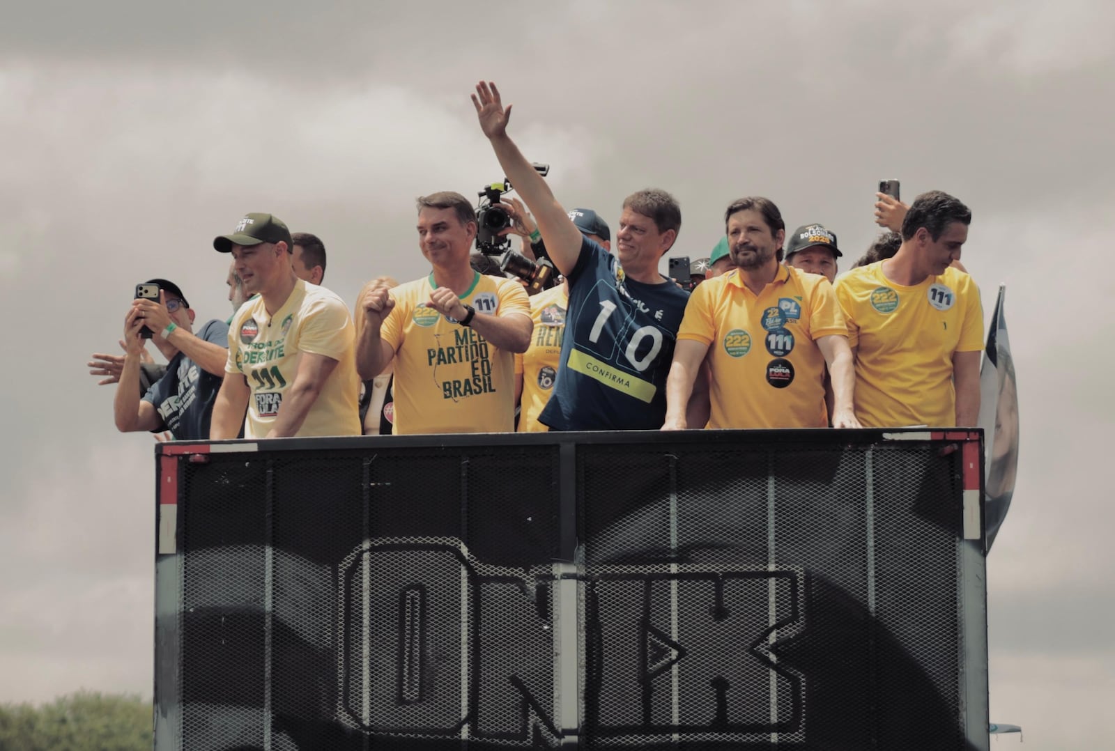 Flávio Bolsonaro faz campanha com Tarcísio de Freitas em Santa Bárbara D'Oeste Crédito Caiuá Maia/Divulgação Campanha Tarcísio de Freitas