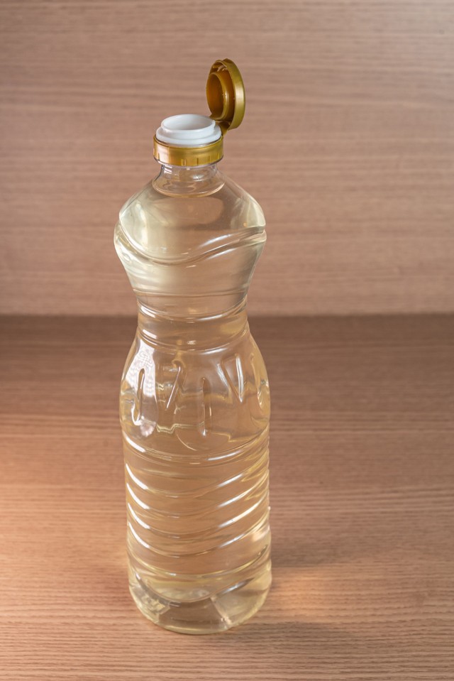 Esse truque limpa os furinhos do chuveiro e melhora o jato de água