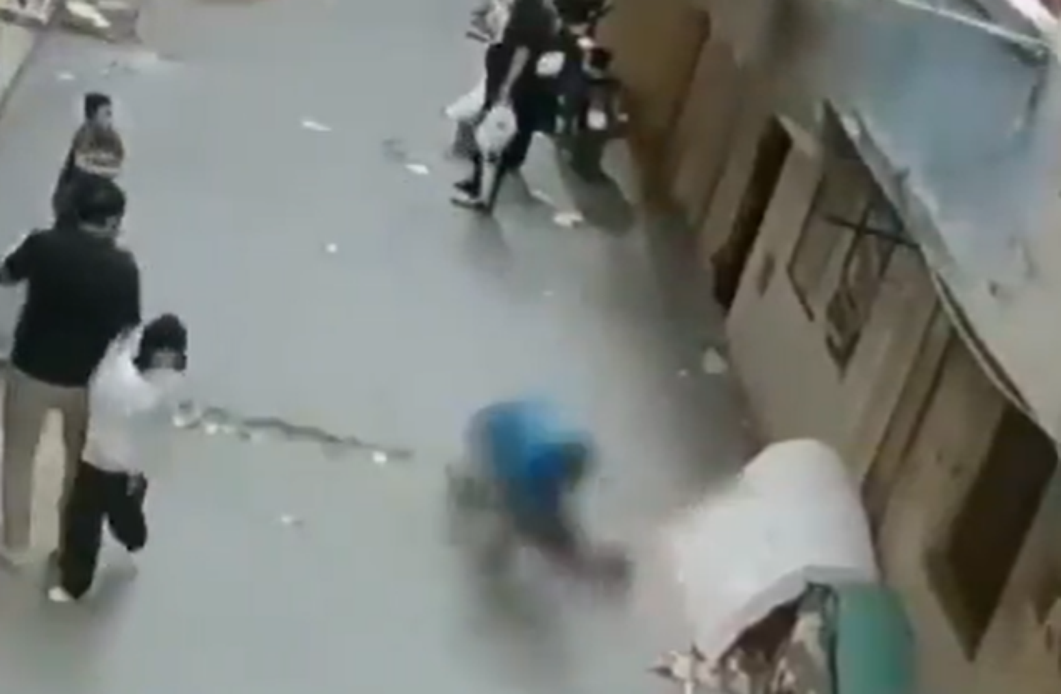 Homem salva criança que caiu de prédio segundos antes de atingir o chão